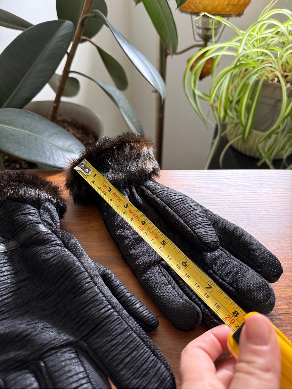 Black Faux-Fur Trim women’s Winter Gloves - Picture 8 of 8
